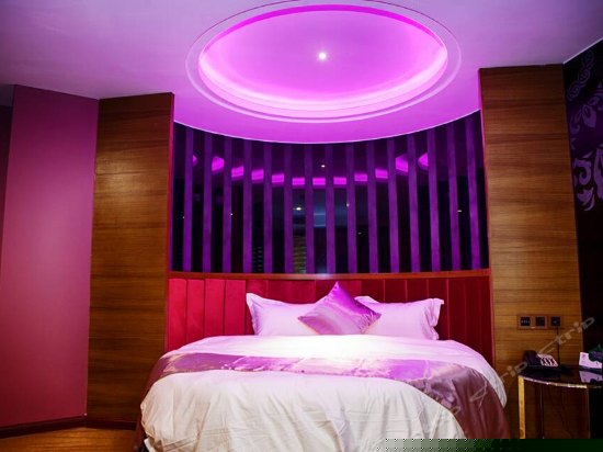 甜蜜情侣圆床房