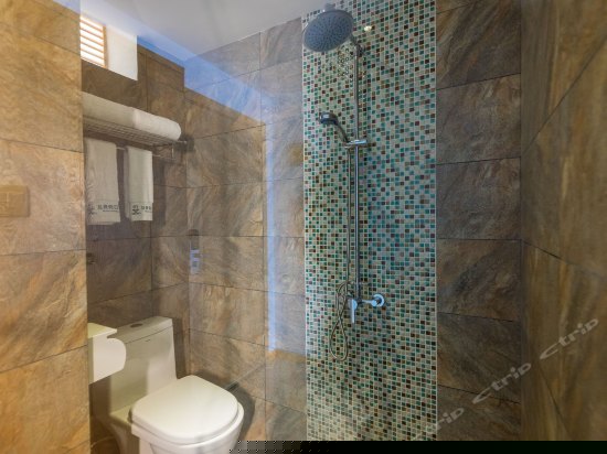 且叮咛湖景家庭房