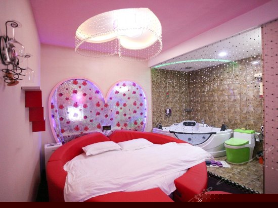 豪华按摩浴缸房