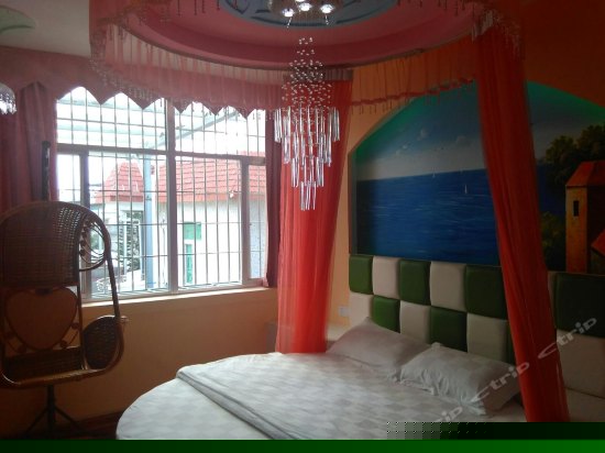 时尚蜜月圆床房