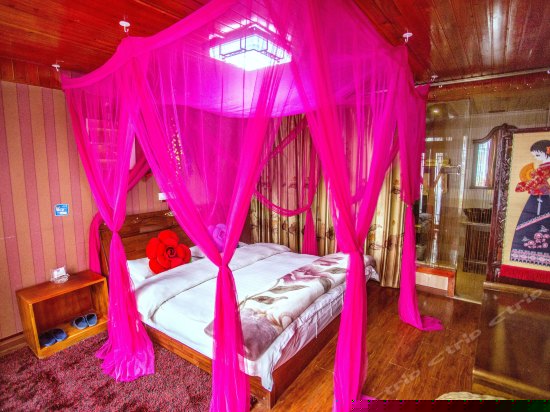 二楼纱幔大床房