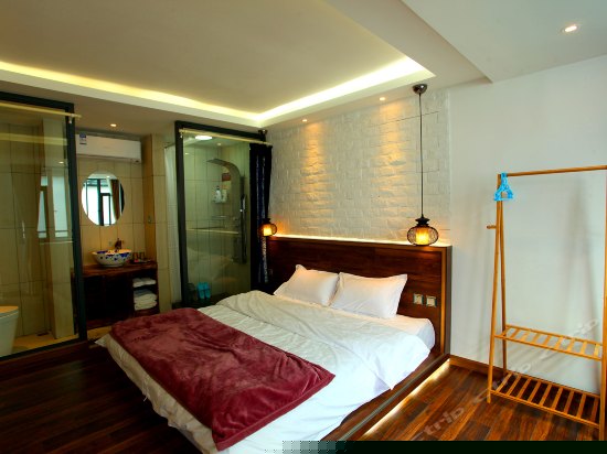 月华温馨榻榻米大床房