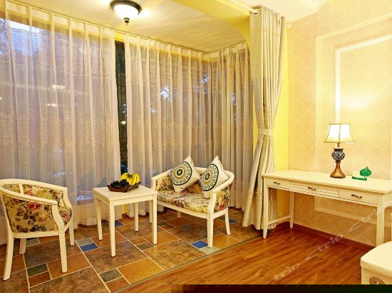 林荫海景蜜月房