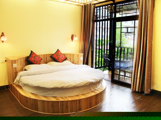 阳台蜜月圆床房