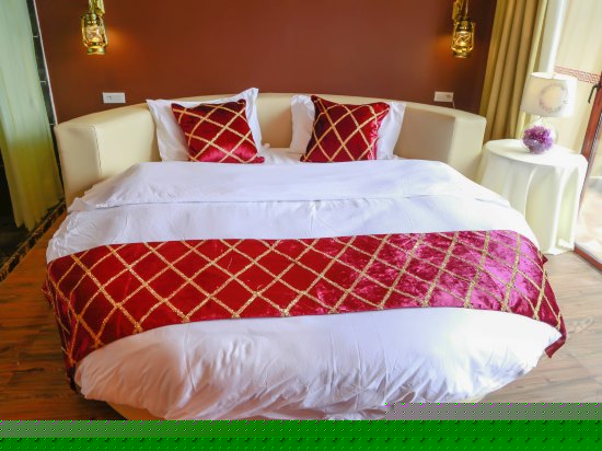 阳台山景圆床房