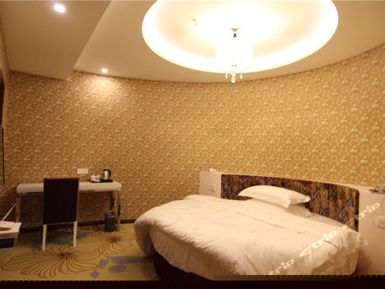 情侣圆床房