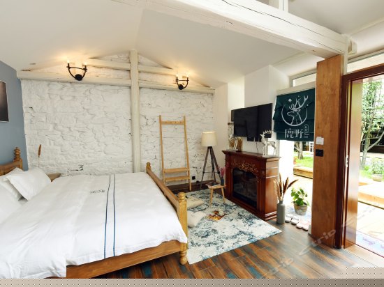 鹿伍庭院天窗情侣大床房