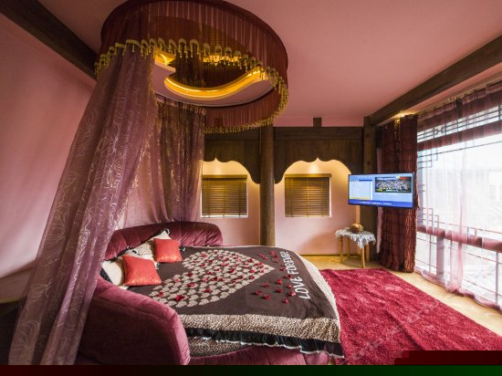 精品蜜月圆床房