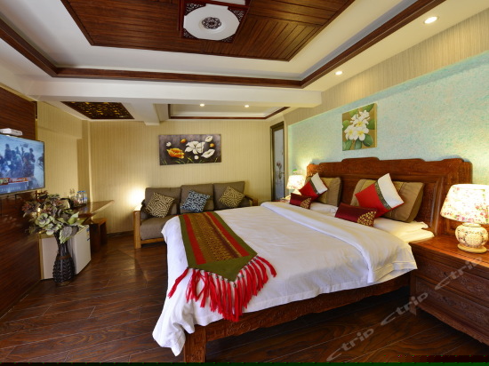 露台江景红木大床房