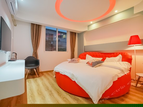 浪漫情侣圆床房