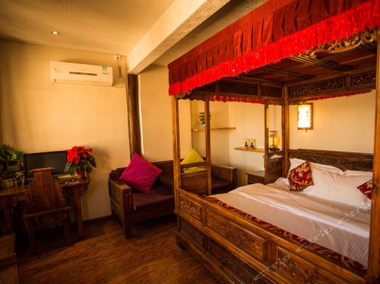 豪华雕花大床房