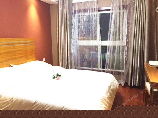 时尚舒适大床房