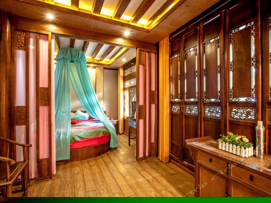 纳西精品圆床套房