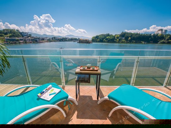 正面270°临水阳台海景大床房