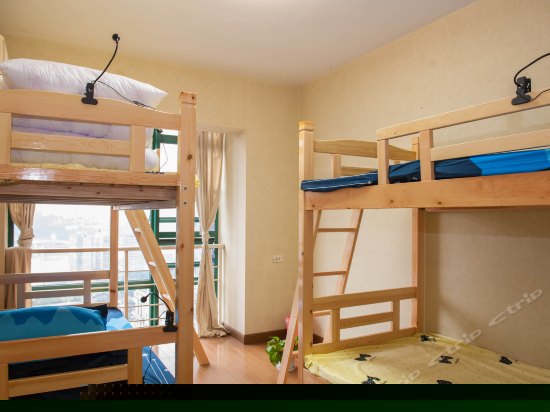 男生江景兄弟伙四人床位间