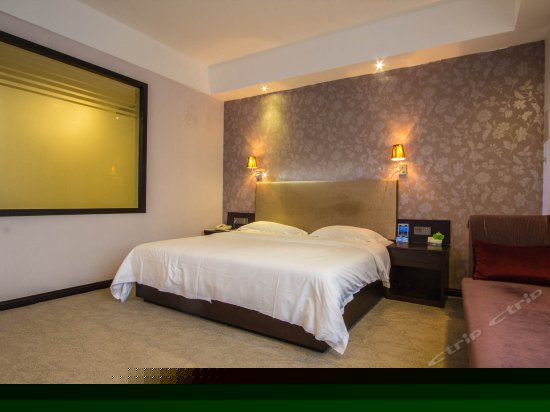 豪华行政大床房