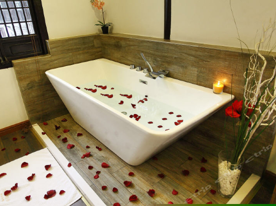 舜花豪华浴缸大床房