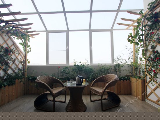 豪华庭院家庭复式房