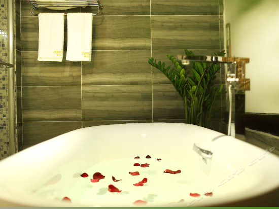 卷耳豪华浴缸大床房