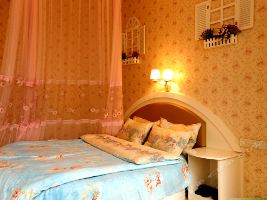 浪漫主题情侣圆床房