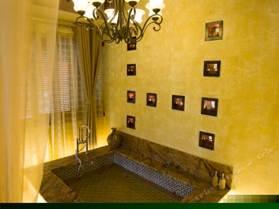 乌丹玫瑰豪华大床房