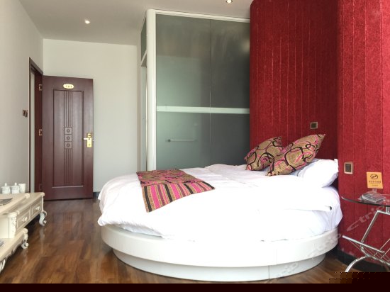 温馨情侣全海景圆床房