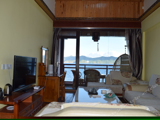 尊享湖景星空套房