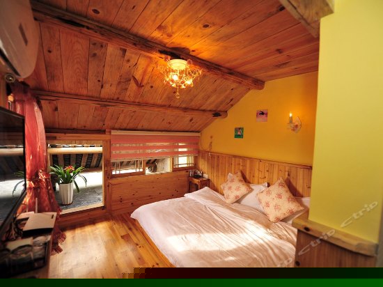 A栋花粉阁阁楼榻榻米房