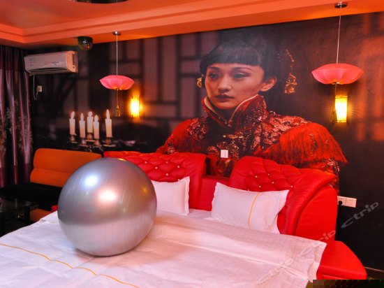 情侣电动圆床房