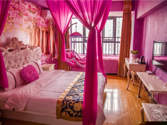 时尚情侣大床房