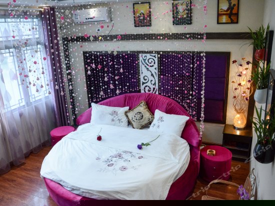 临河观景情侣圆床房