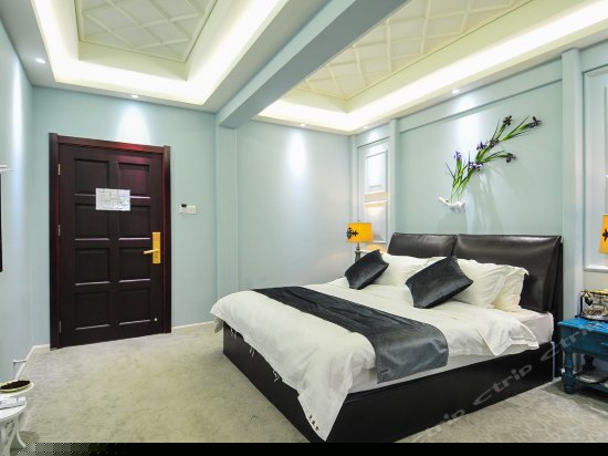 鵉尾花豪华大床房