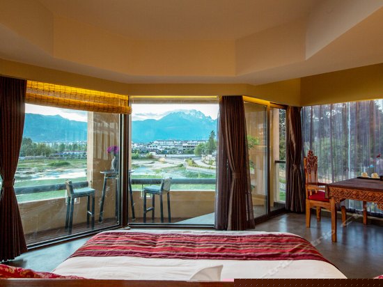 湖畔雪山豪华房