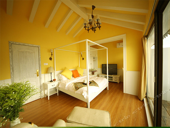 滨水露天浴缸海景房