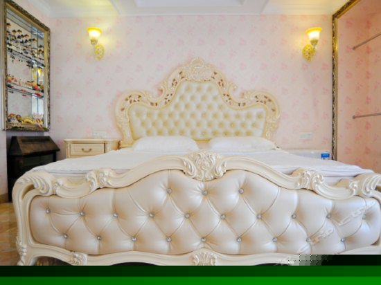 山海市景美式奢华蜜月房