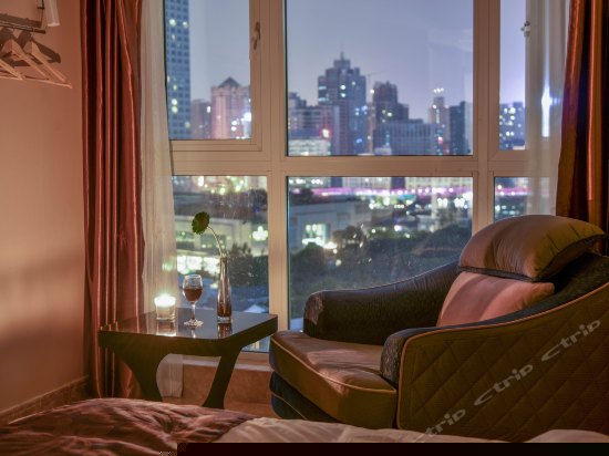 豪华夜景大床房