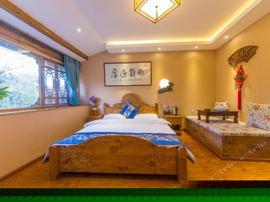 二楼豪华墨韵家庭房