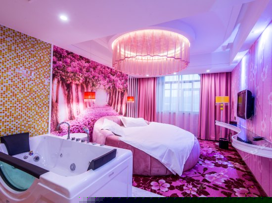 紫色罗兰主题圆床房