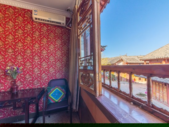 二楼豪华墨韵家庭房