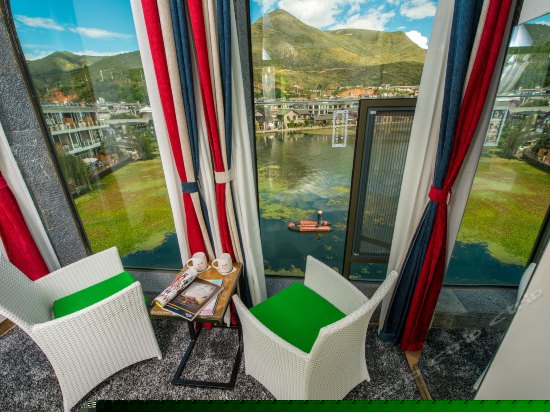 侧面落地窗海景标准房