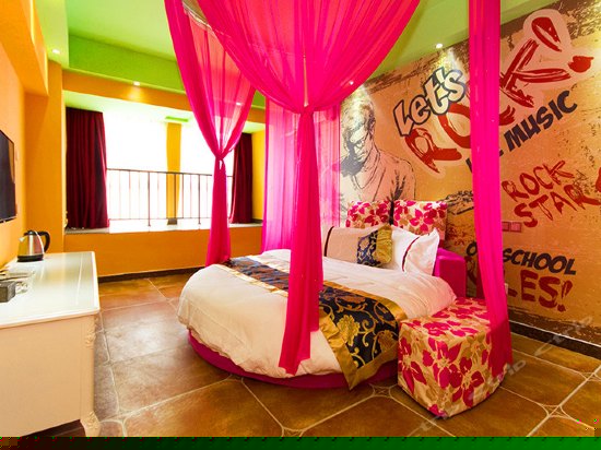 温馨情侣圆床房