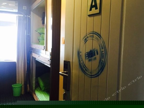 精品太空舱六人房a