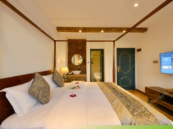 一楼侧海景大床房