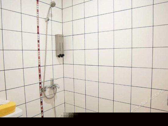 乡村风格温馨四人房