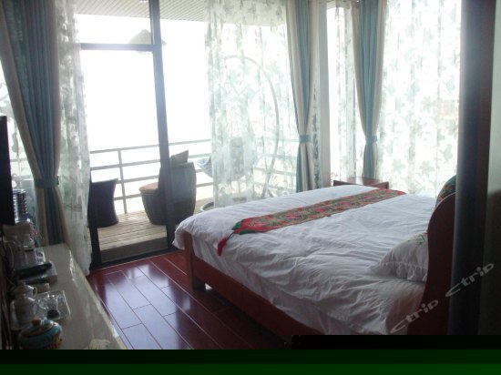 二楼两面临海带阳台海景大床间