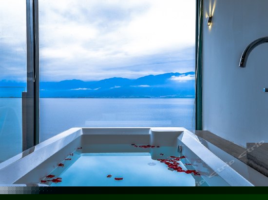 至尊蜜月海景大床房