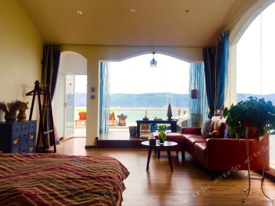 三楼超大露台海景大床房