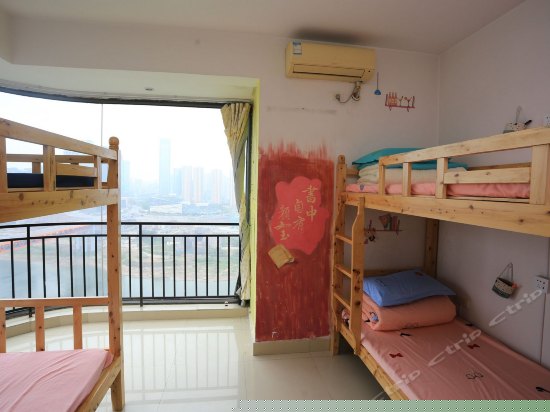 怀抱嘉陵江夜景女生六人床位间