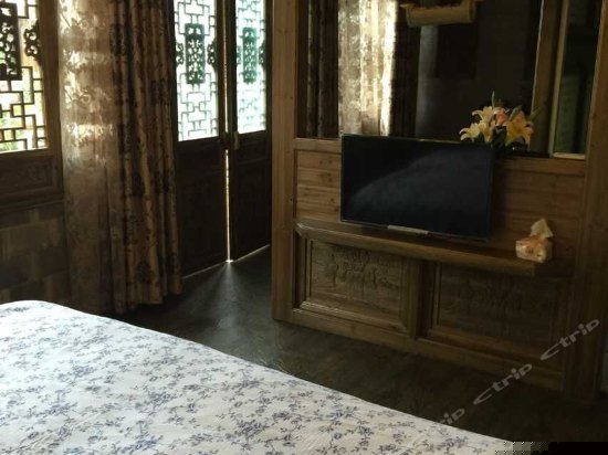 湖边豪华大床房