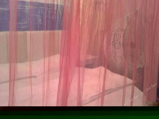 时尚蜜月圆床房